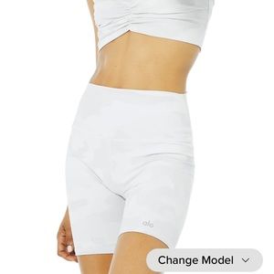 Alo 7" High-Waist Vapor Bike Short White Camouflage